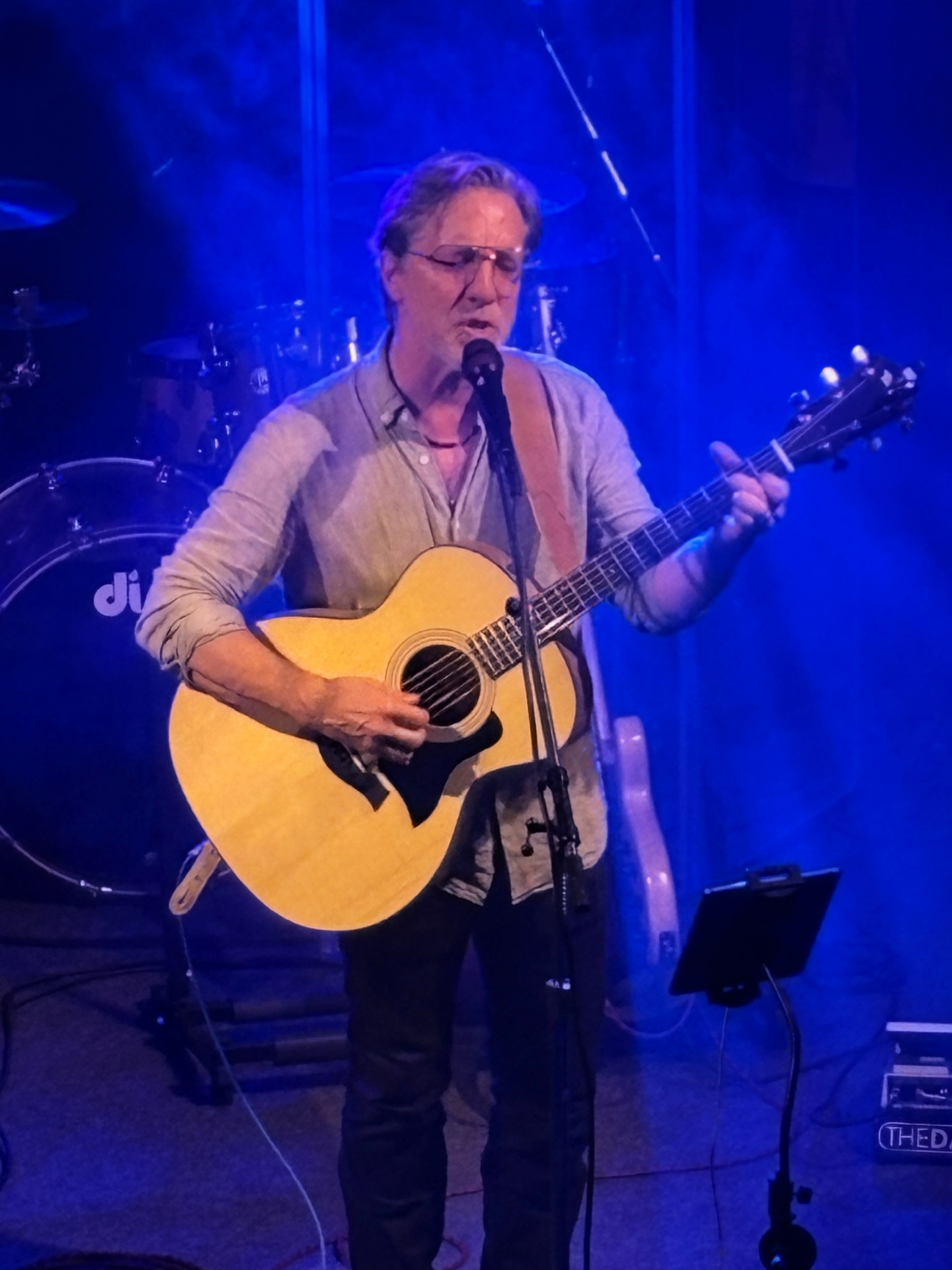 Acoustic set in blue light